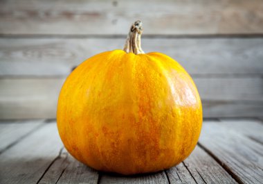 kabaklar ahşap arkaplanda