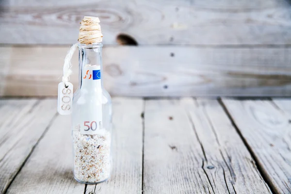 Mensaje en una botella sobre un fondo de madera —  Fotos de Stock