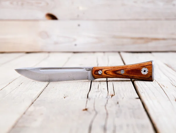 Нож на деревянном столе с местом для копирования — стоковое фото