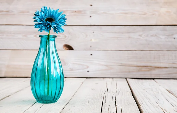 Flor de gerberas azules en un jarrón sobre fondo de madera — Foto de Stock