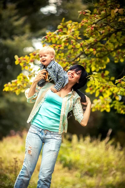 Maman a jeté bébé dans ses bras — Photo