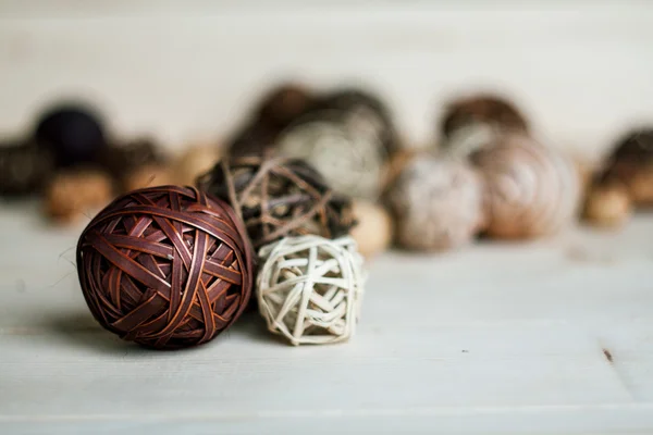 Бурые ротанговые шарики на старом деревянном фоне — стоковое фото
