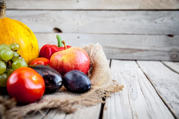 Frukt och grönsaker med pumpor i höst vintage stilleben — Stockfoto