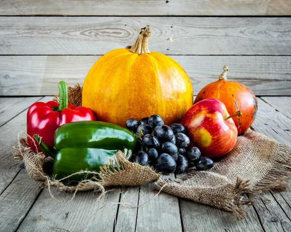 Frutas y verduras con calabazas en otoño vintage bodegón —  Fotos de Stock