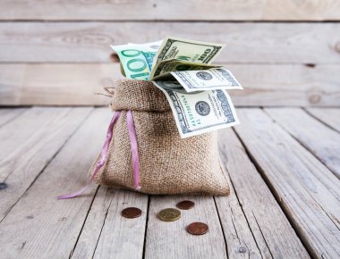 yas ve ahşap bir arka plan üzerinde dağınık sikke para