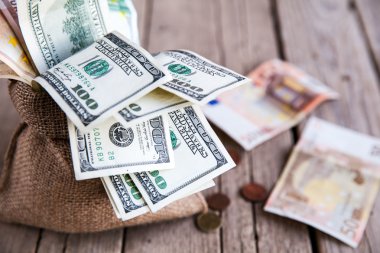 yas ve ahşap bir arka plan üzerinde dağınık sikke para