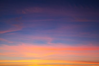 Ateşli turuncu günbatımı gökyüzü. Güzel gökyüzü.