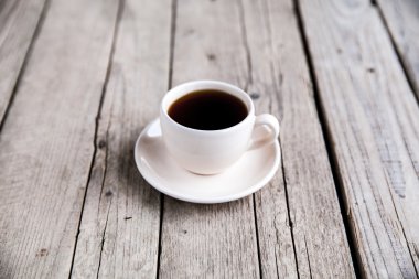 Siyah arka planda bir fincan kahve.