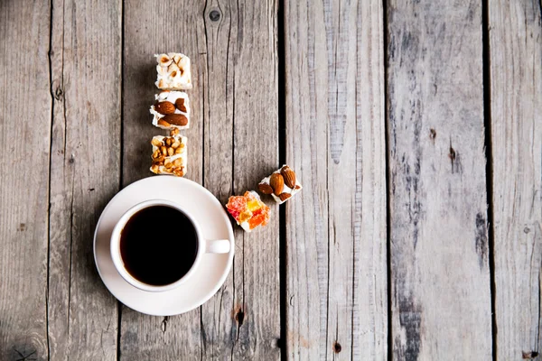 Zeit Dessert, eine Tasse Kaffee und türkisches Vergnügen in Form einer Uhr — Stockfoto