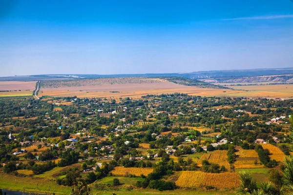 Havadan görünümü üzerinde küçük şehir.