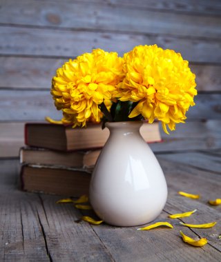 Çiçekler. Vintage bir vazo içinde güzel sarı krizantem.