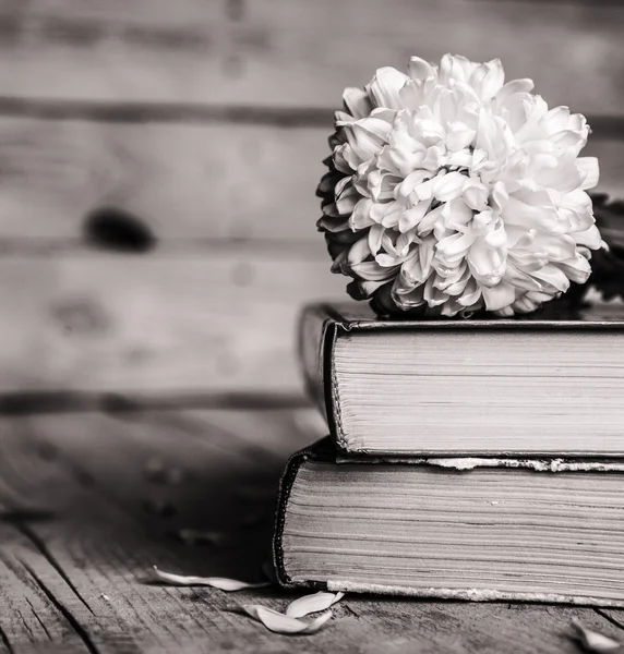 Flowers. Beautiful yellow chrysanthemum in a vintage vase. Cup of coffee. Bright Servais, cup and saucer .. Beautiful breakfast.Old books on a wooden background. — Stock Photo, Image