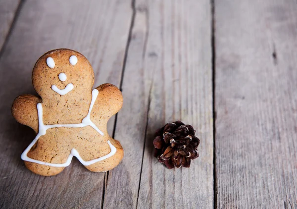 Christmas homemade gingerbread man on wooden background. Cinnamo — Stock Photo, Image