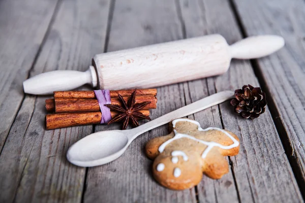 Mattarello e biscotti fatti in casa uomini pan di zenzero su una tavola di legno con farina — Foto Stock