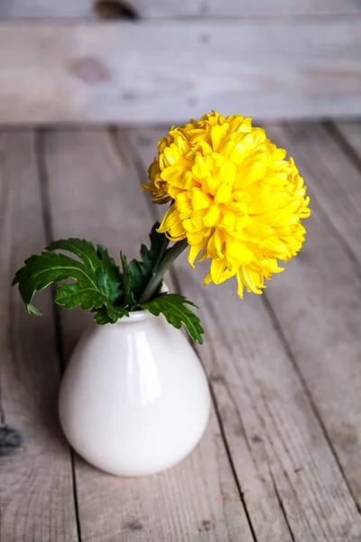 Flowers. Beautiful yellow chrysanthemum in vintage pottery vase. Old wooden background — Stock Photo, Image