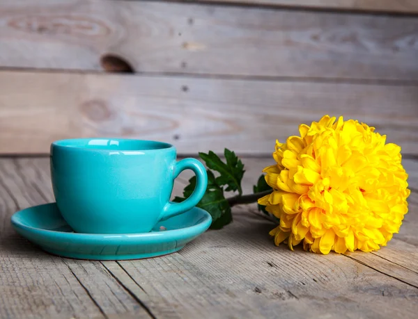 Fiori. Bellissimo crisantemo giallo in un vaso vintage. Una tazza di caffè. Servais luminoso, tazza e piattino.. Bella colazione . — Foto Stock
