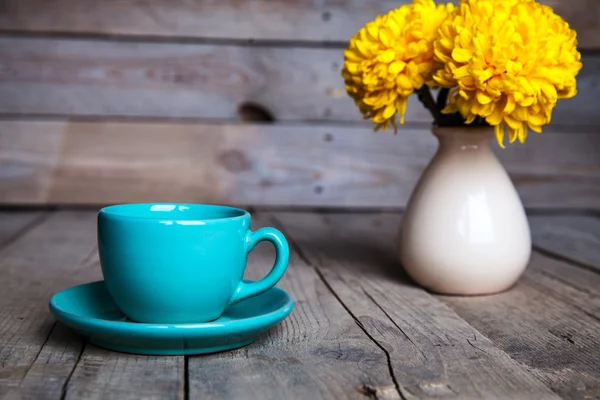 Bloemen. Mooie gele chrysant in een vintage vaas. Kopje koffie. Heldere Servais, kop en schotel... Mooie ontbijt. — Stockfoto