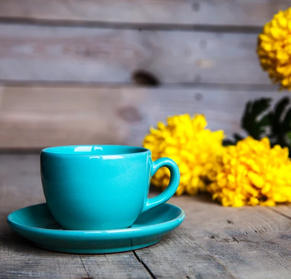 Flores. Hermoso crisantemo amarillo en un jarrón vintage. Una taza de café. Servais brillante, taza y platillo.. Hermoso desayuno . —  Fotos de Stock