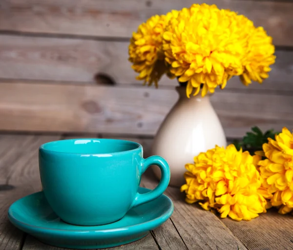 Flores. Hermoso crisantemo amarillo en un jarrón vintage. Una taza de café. Servais brillante, taza y platillo.. Hermoso desayuno . —  Fotos de Stock