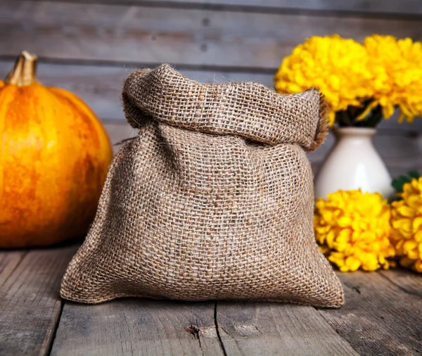 Flores. Hermoso crisantemo amarillo en jarrón de cerámica vintage con calabaza y la bolsa. Antiguo fondo de madera —  Fotos de Stock