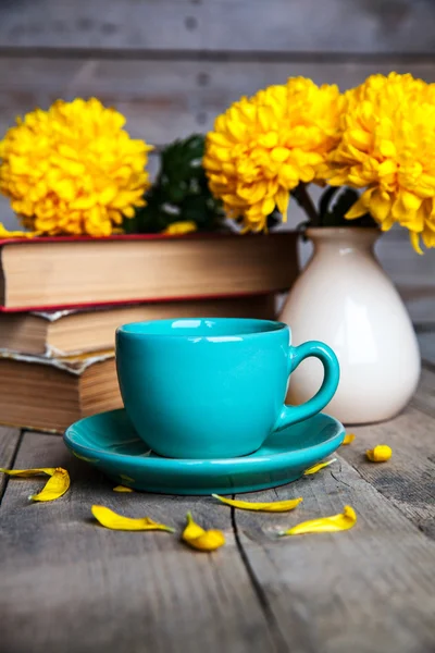 Flowers. Beautiful yellow chrysanthemum in a vintage vase. Cup of coffee. Bright Servais, cup and saucer .. Beautiful breakfast.Old books on a wooden background. — Stock Photo, Image