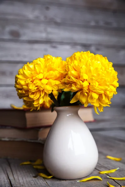 Цветы. Красивая желтая хризантема в винтажной вазе . — стоковое фото