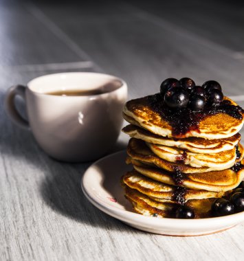 Frenk üzümü reçeli ve bir fincan çay ile Pancakes