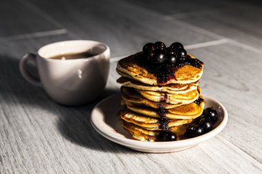 Frenk üzümü reçeli ve bir fincan çay ile Pancakes