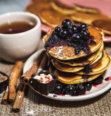Frenk üzümü reçeli ve bir fincan çay ile Pancakes