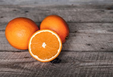 ahşap arka plan üzerinde taze, portakal