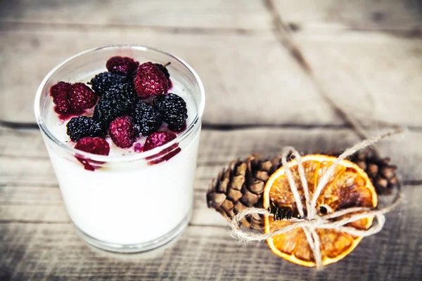 Sarapan sehat - yogurt susu dengan raspberry, murbei dengan woo — Stok Foto