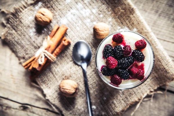 Hälsosam frukost - mejeri yoghurt med hallon, mulberry på woo — Stockfoto