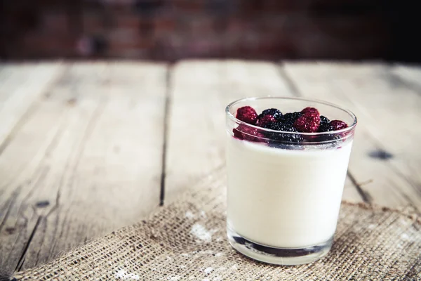 Healthy breakfast - Dairy yogurt with raspberry, mulberry on woo — Stock Photo, Image