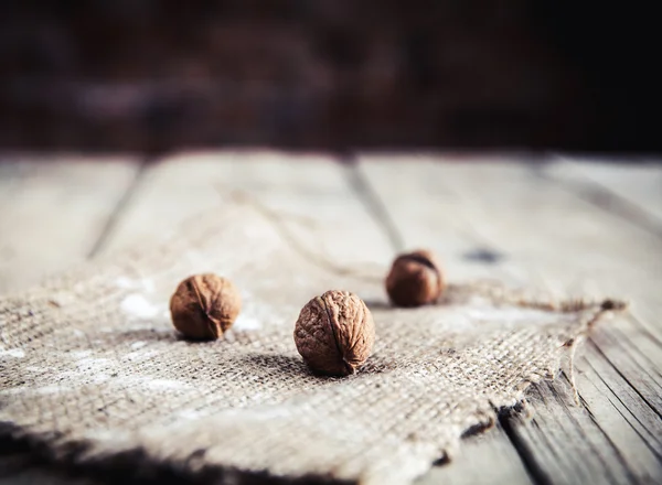 Tuercas sobre un fondo de madera — Foto de Stock