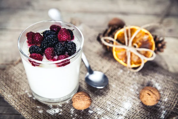 Sarapan sehat - yogurt susu dengan raspberry, murbei dengan latar belakang kayu — Stok Foto