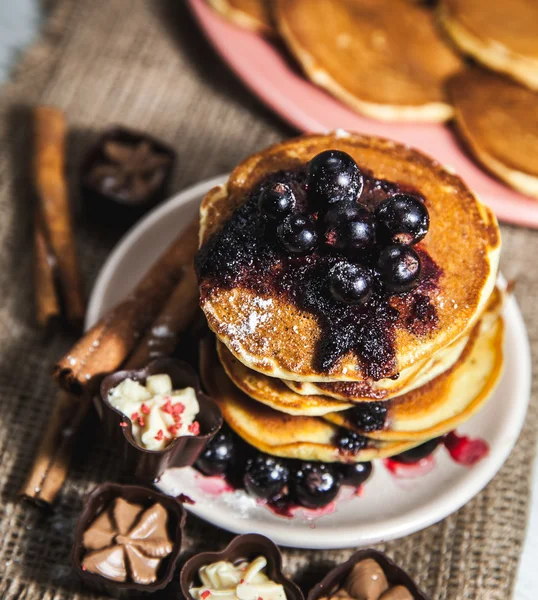 Pancakes with currant jam and cinnamon ikrasheny sides and sweets — Stock Photo, Image