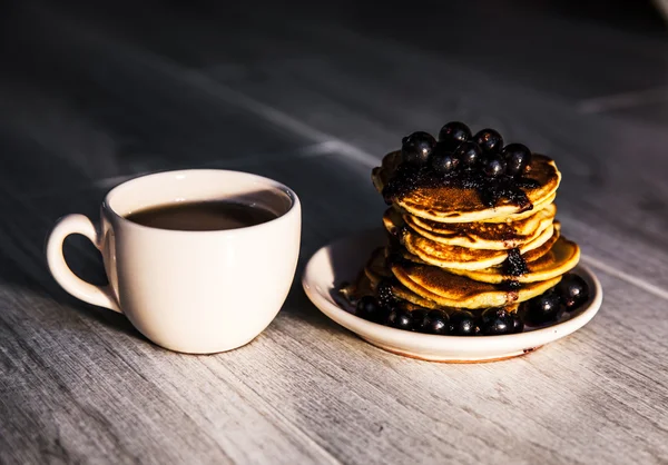 Picture of few pancakes with blackberries and sugar on wooden background — Stock Photo, Image