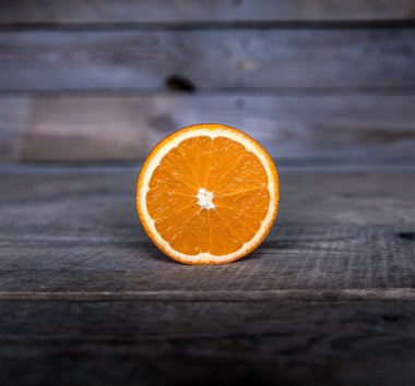 turuncu bir ahşap arka plan üzerine dilimlenmiş