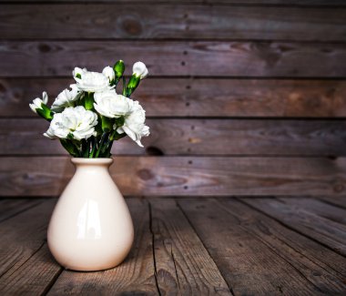 hassas kalbi üzerinde vintage vazoda karanfil buketi woo