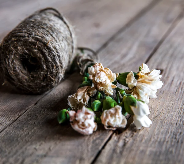 Faded carnations with old scissors and old thread, vintage — Stock Photo, Image