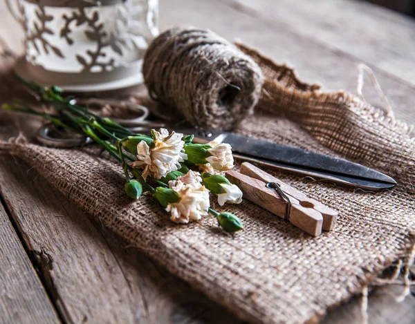 Faded carnations with old scissors and old thread, vintage — Stock Photo, Image