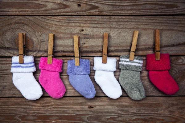 Gebreide veelkleurige sokken op een houten achtergrond — Stockfoto