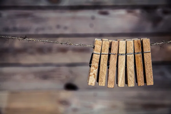 Bir ip üzerinde ahşap clothespins dönüştürün. — Stok fotoğraf