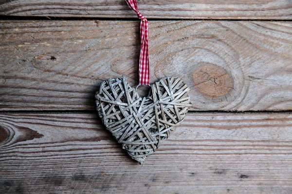 Corazón gris sobre fondo de madera. Día de San Valentín, Día de los enamorados — Foto de Stock