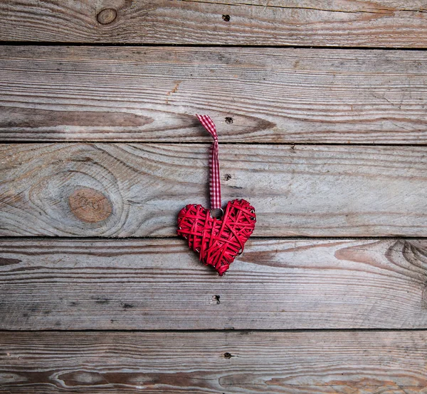 Rood hart op een houten achtergrond. Aftelkalender voor Valentijnsdag, dag van de verliefd — Stockfoto