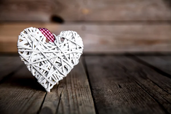 Corazón blanco sobre fondo de madera. Día de San Valentín, Día de los enamorados — Foto de Stock