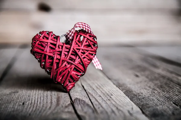 Cuore rosso su uno sfondo di legno. San Valentino, Giorno degli innamorati — Foto Stock