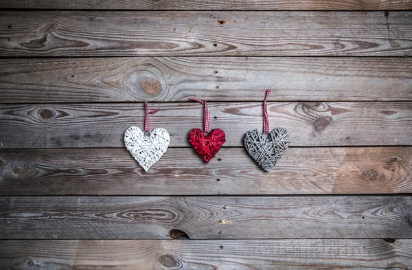 Cuori d'amore su sfondo texture in legno, concetto di biglietto da visita di San Valentino — Foto Stock