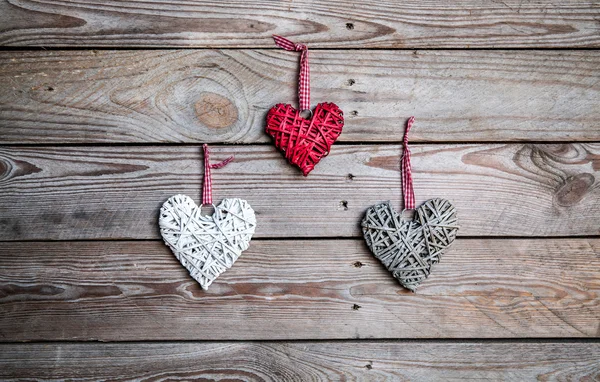 Cuori d'amore su sfondo texture in legno, concetto di biglietto da visita di San Valentino — Foto Stock