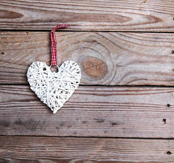 Cuore bianco su uno sfondo di legno. San Valentino, Giorno degli innamorati — Foto Stock